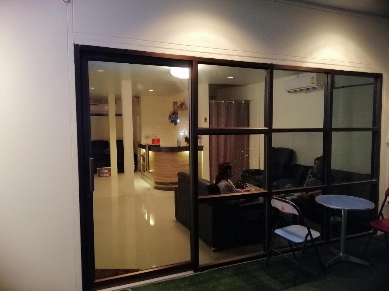 The Baan Nathong Hostel Bangkok Kültér fotó