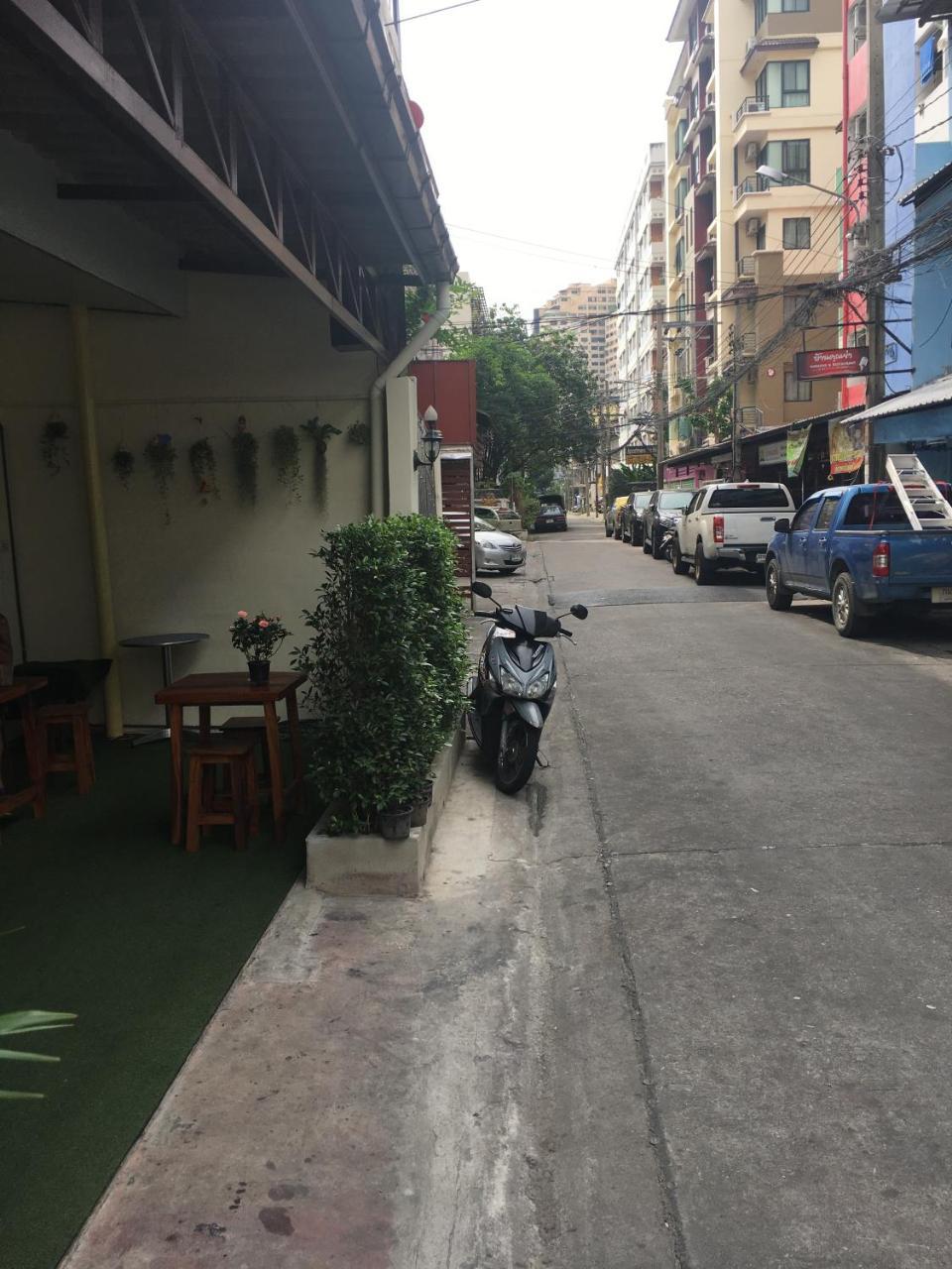 The Baan Nathong Hostel Bangkok Kültér fotó