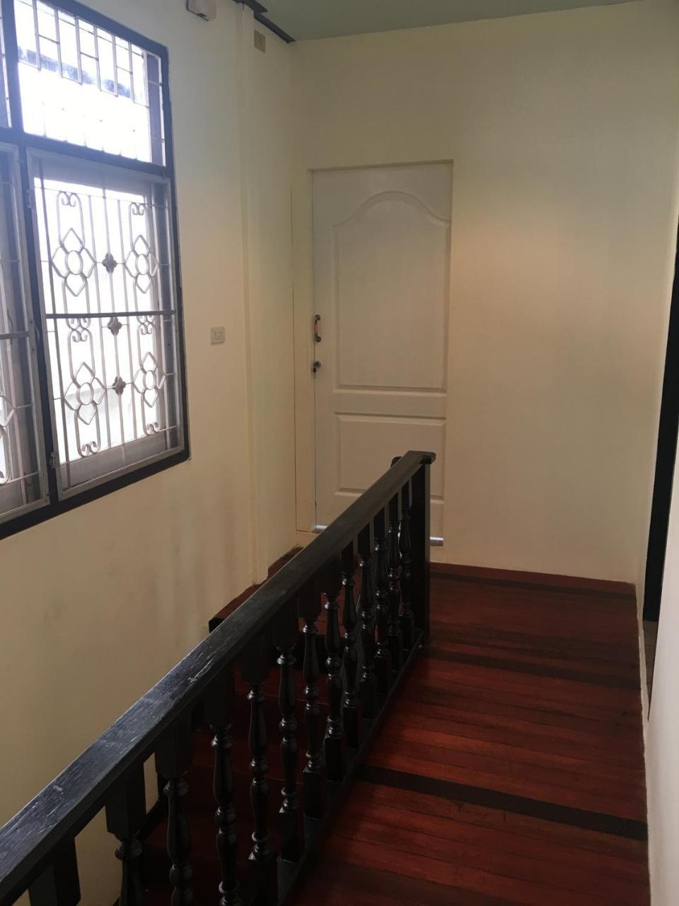The Baan Nathong Hostel Bangkok Kültér fotó