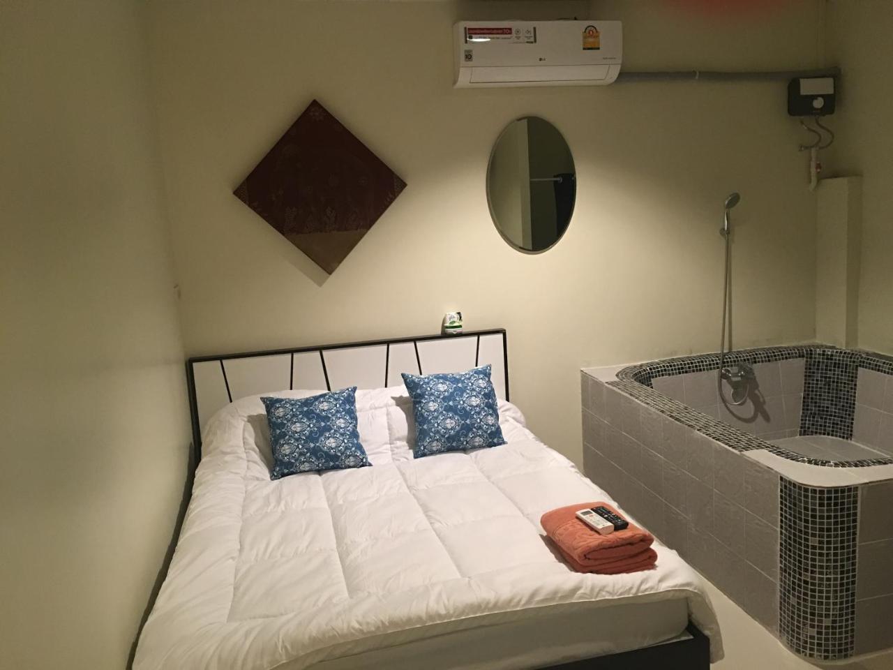 The Baan Nathong Hostel Bangkok Kültér fotó