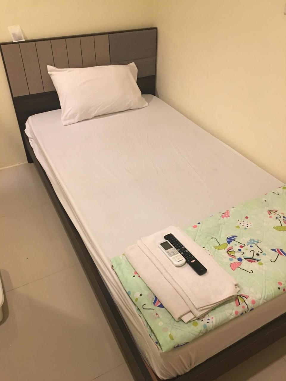 The Baan Nathong Hostel Bangkok Kültér fotó