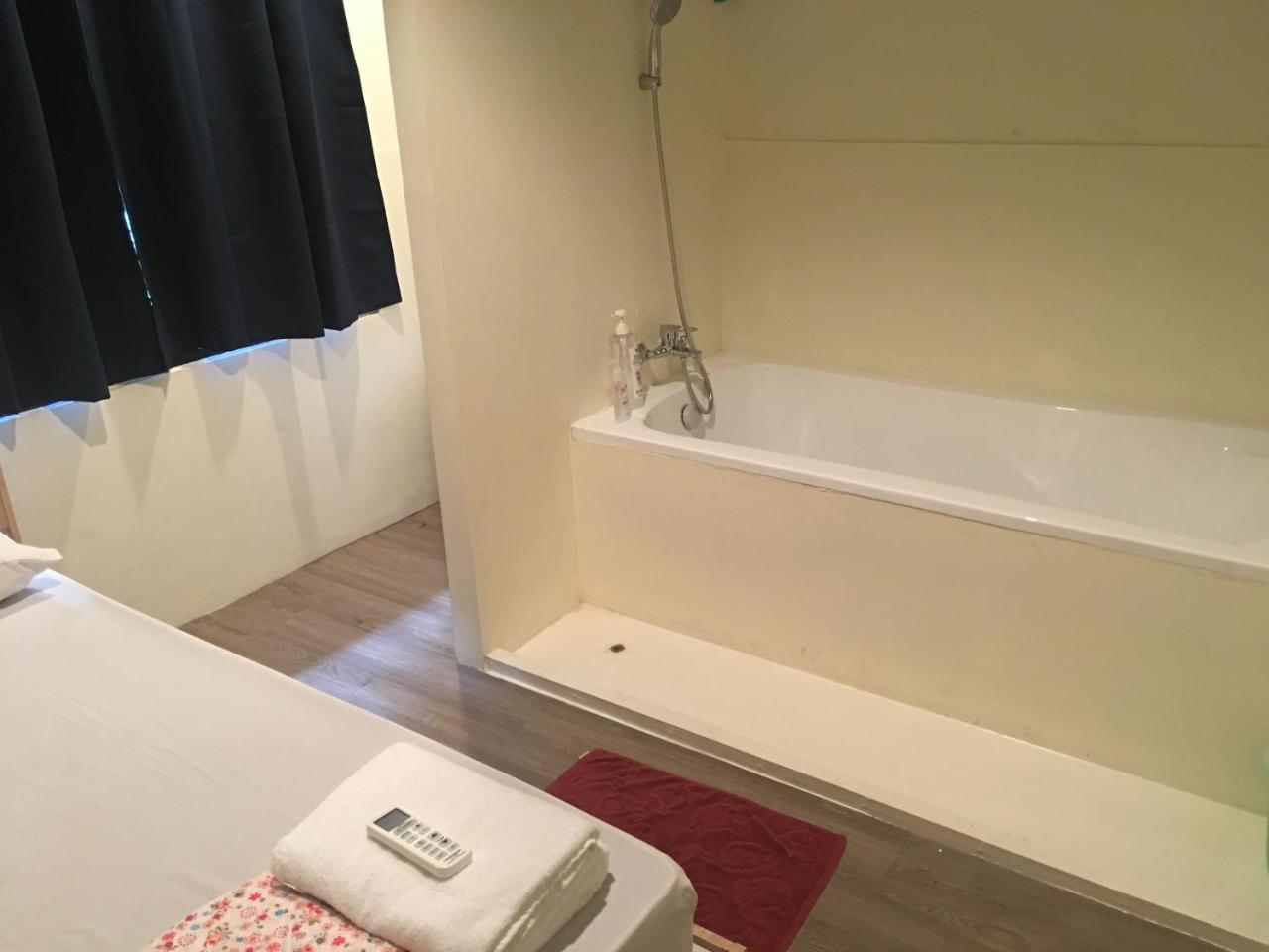 The Baan Nathong Hostel Bangkok Kültér fotó